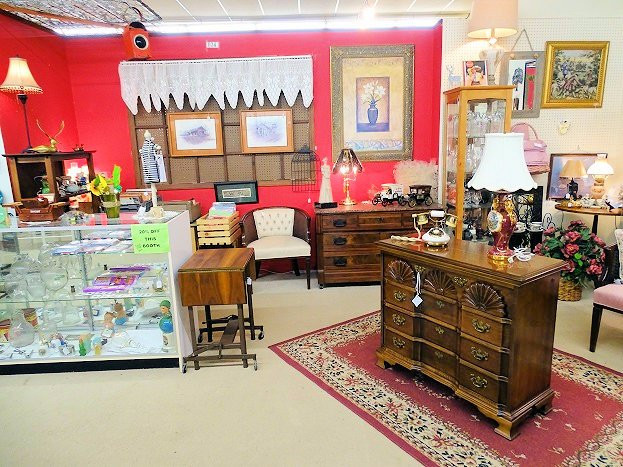 B & B Antique & Artisan Mall景点图片