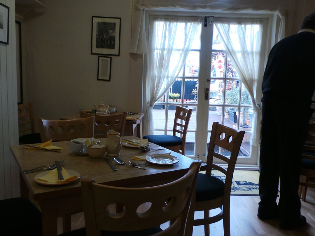 休伯特别墅酒店主图