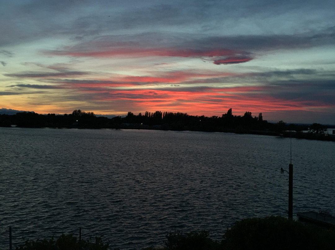 Lakeshore Inn Water Front主图