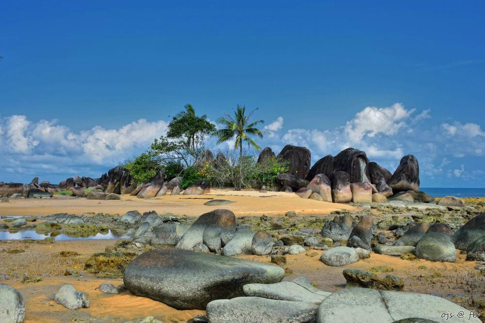 Batu Nenek Beach-Sambas必去景点