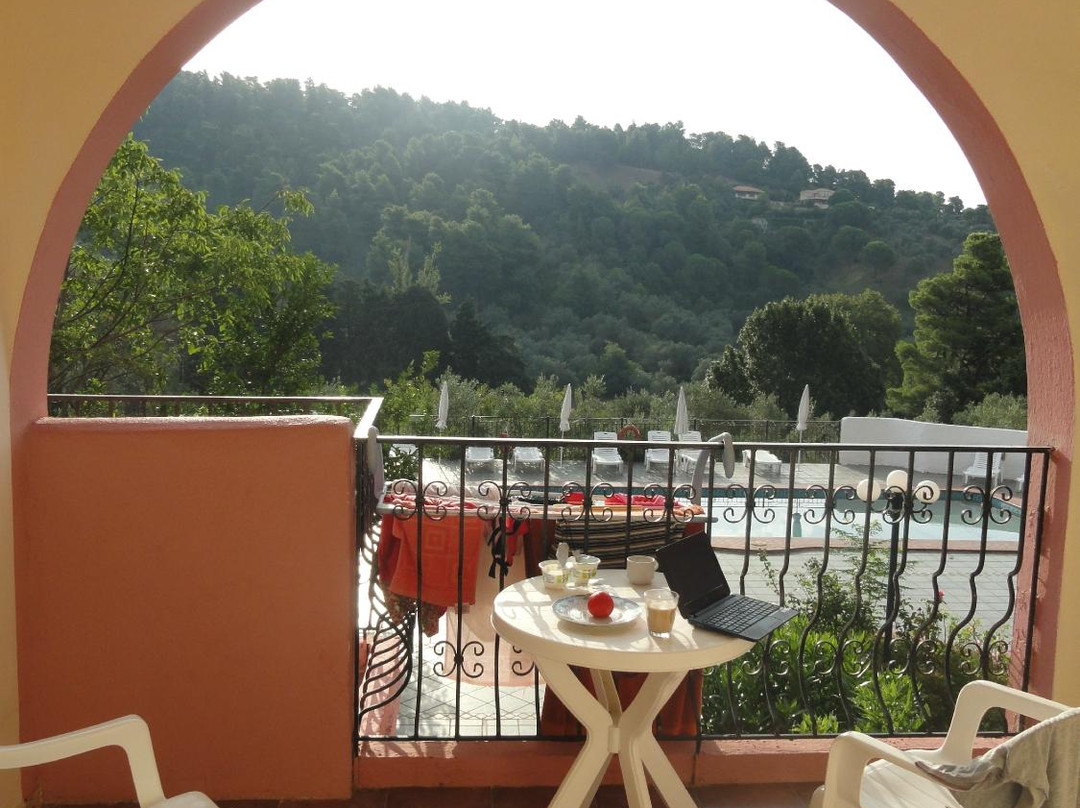Albanis Studios & Apartments