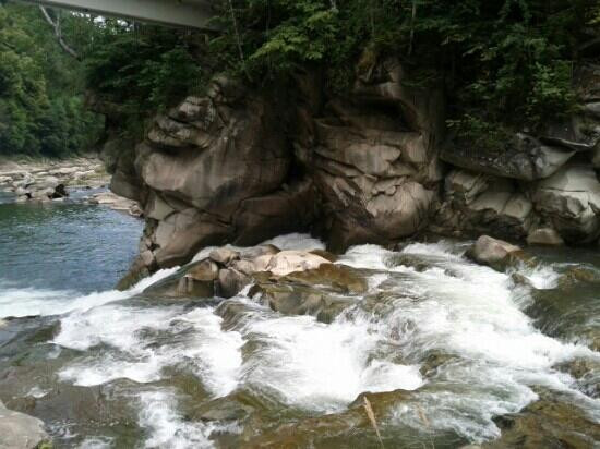 Probiy Waterfall-Yaremche必去景点