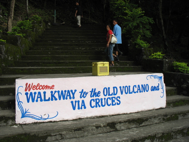Walkway to the Old Volcano and Via Cruces-曼巴豪必去景点