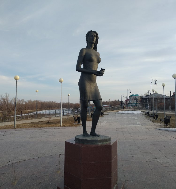 Sculpture Devushka s Yablokom景点图片