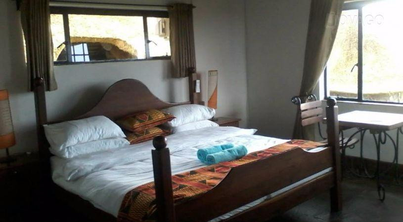 Zimre Lodge and Houseboats