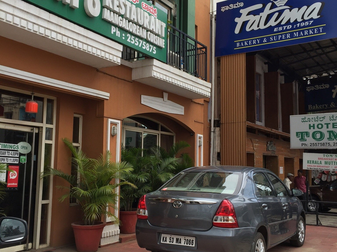 Toms Hotel Restaurant