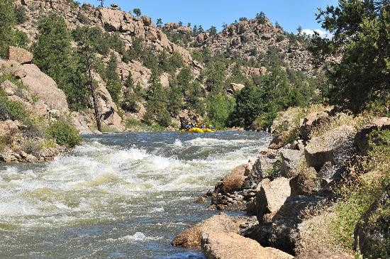 Ava Rafting & Zipline-布埃纳维斯塔必去景点