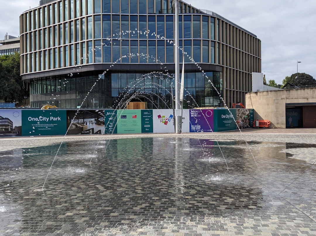City Park Mirror Pool and Fountain-布拉德福必去景点