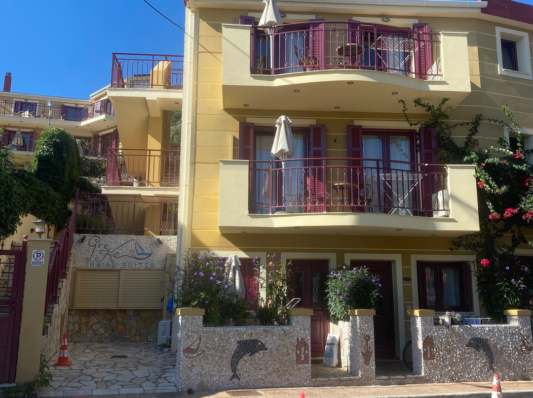 格瑞克爱奥尼亚套房酒店主图