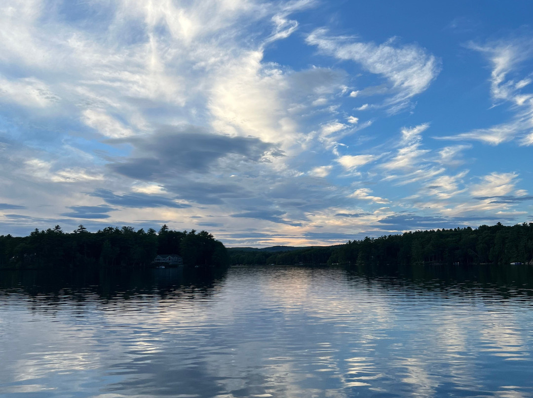 Crescent Lake Inn & Suites主图