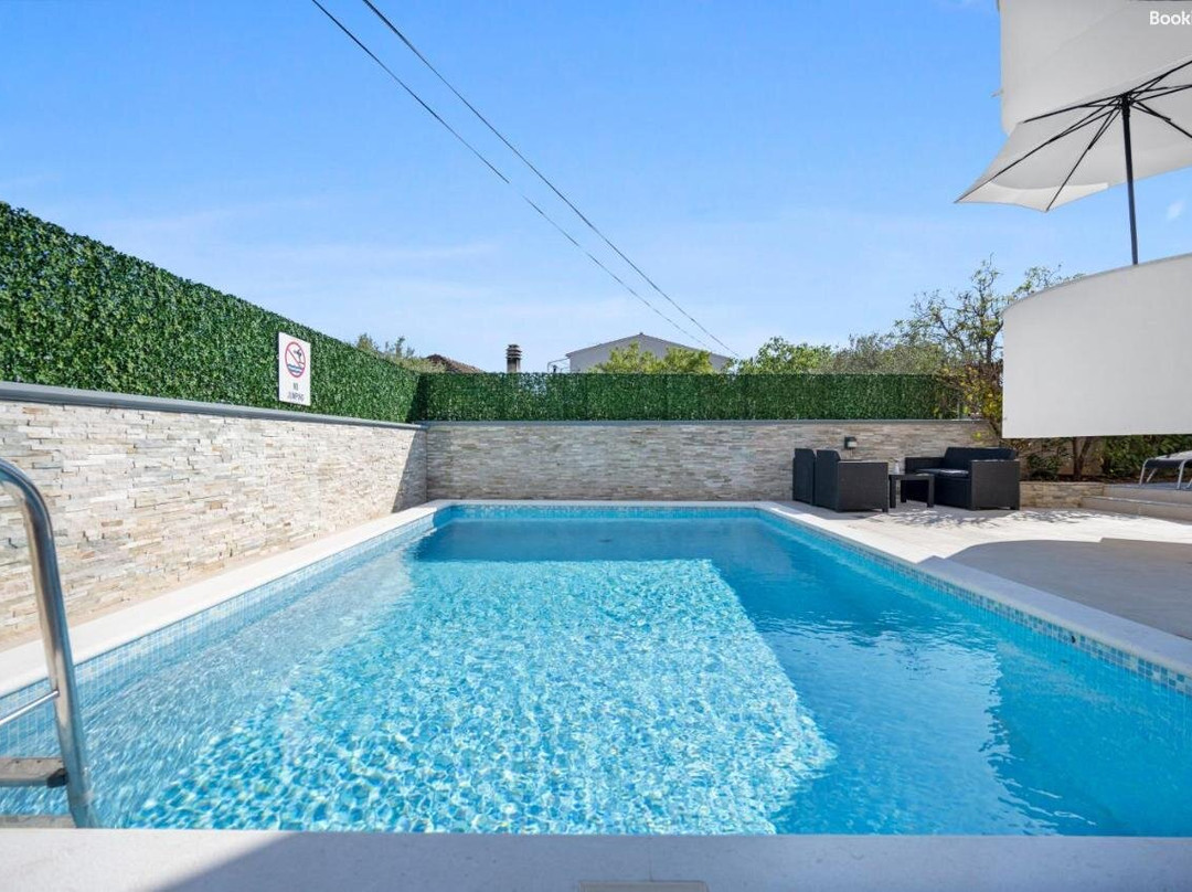 Aquarius Apartments - Beachside with Heated Pool