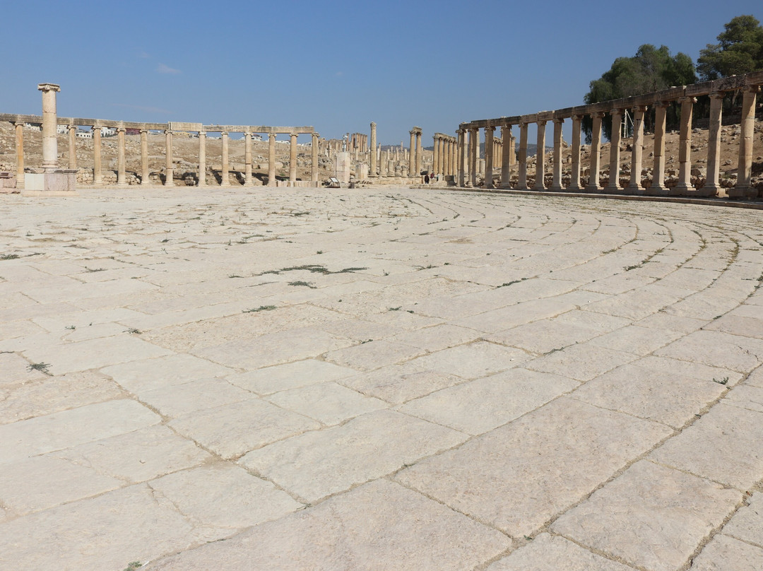 Oval Plaza-杰拉什必去景点