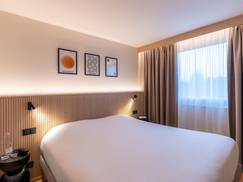 塞纳河畔大饭店主图