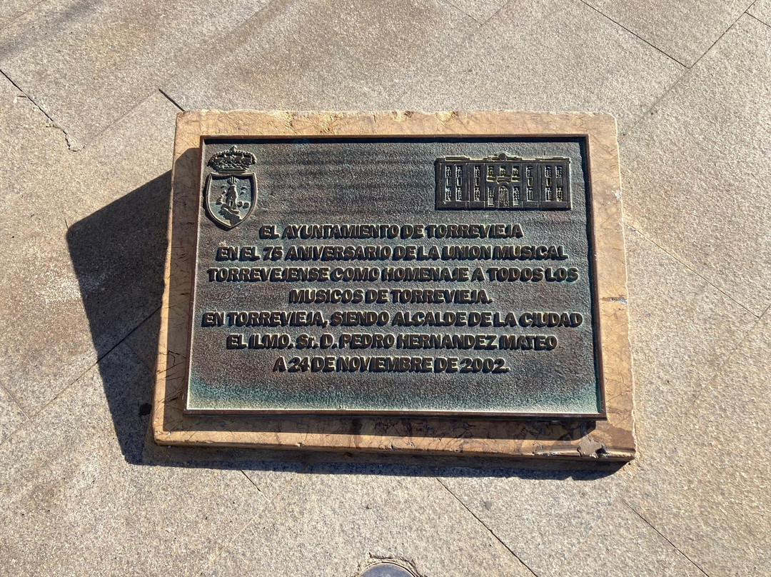 Monumento Homenaje a los Musicos Torrevejenses景点图片