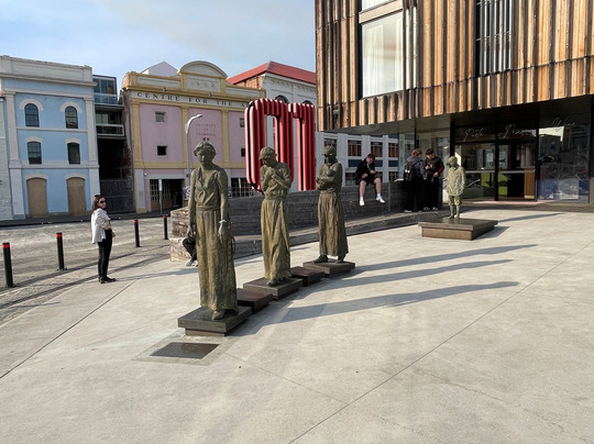 Footsteps Sculpture-霍巴特必去景点