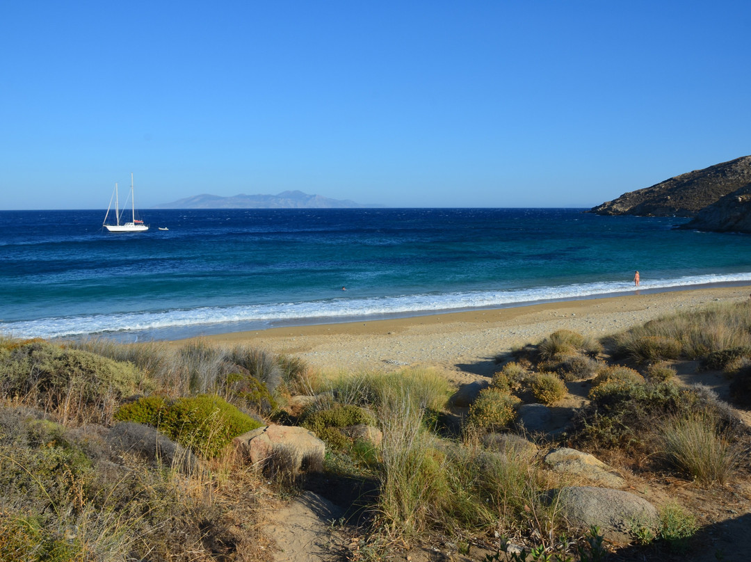 Paralia Karavi-Ramos必去景点