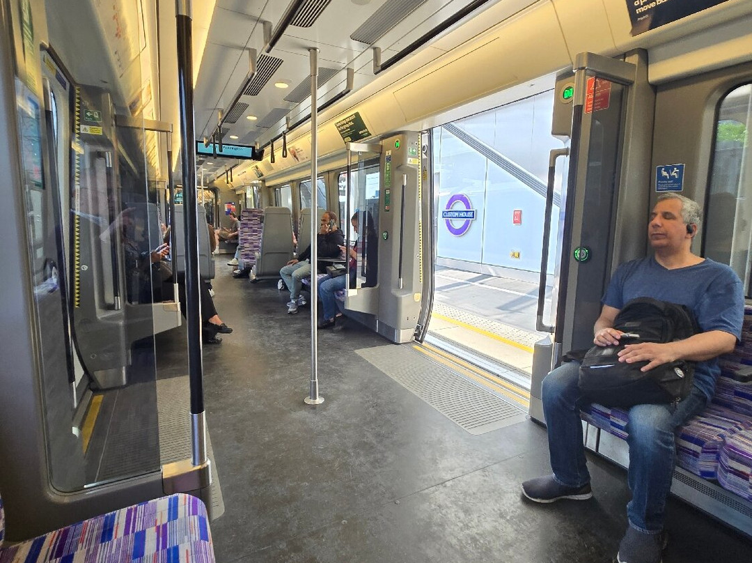 Elizabeth Line by TfL-伦敦必去景点