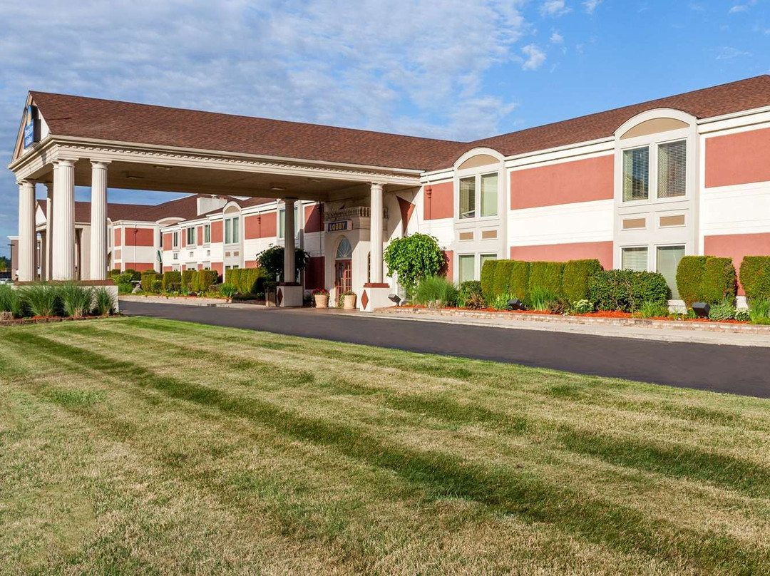 Days Inn & Suites by Wyndham Roseville/Detroit Area