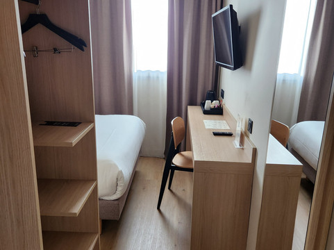 塞纳河畔大饭店主图