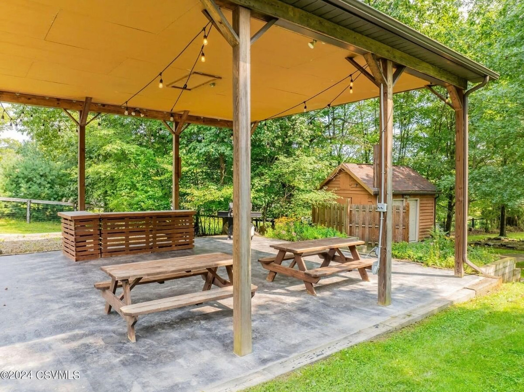 Raven Creek Lodge主图