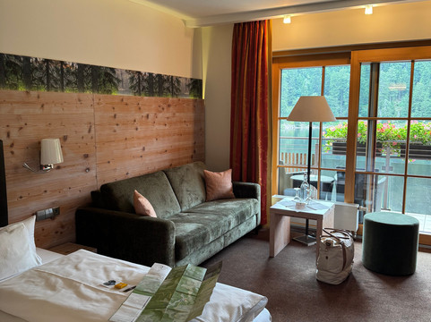 蒙梅尔湖山区酒店主图