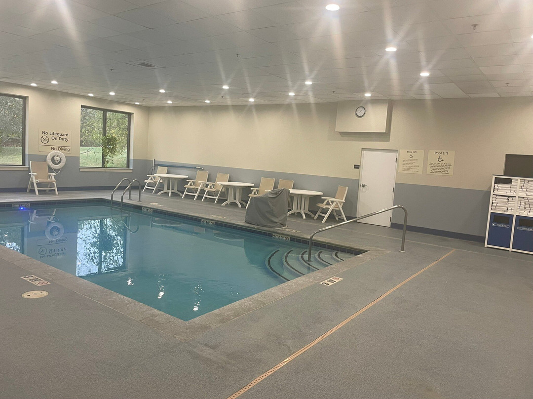 怀特河路口希尔顿恒庭酒店主图