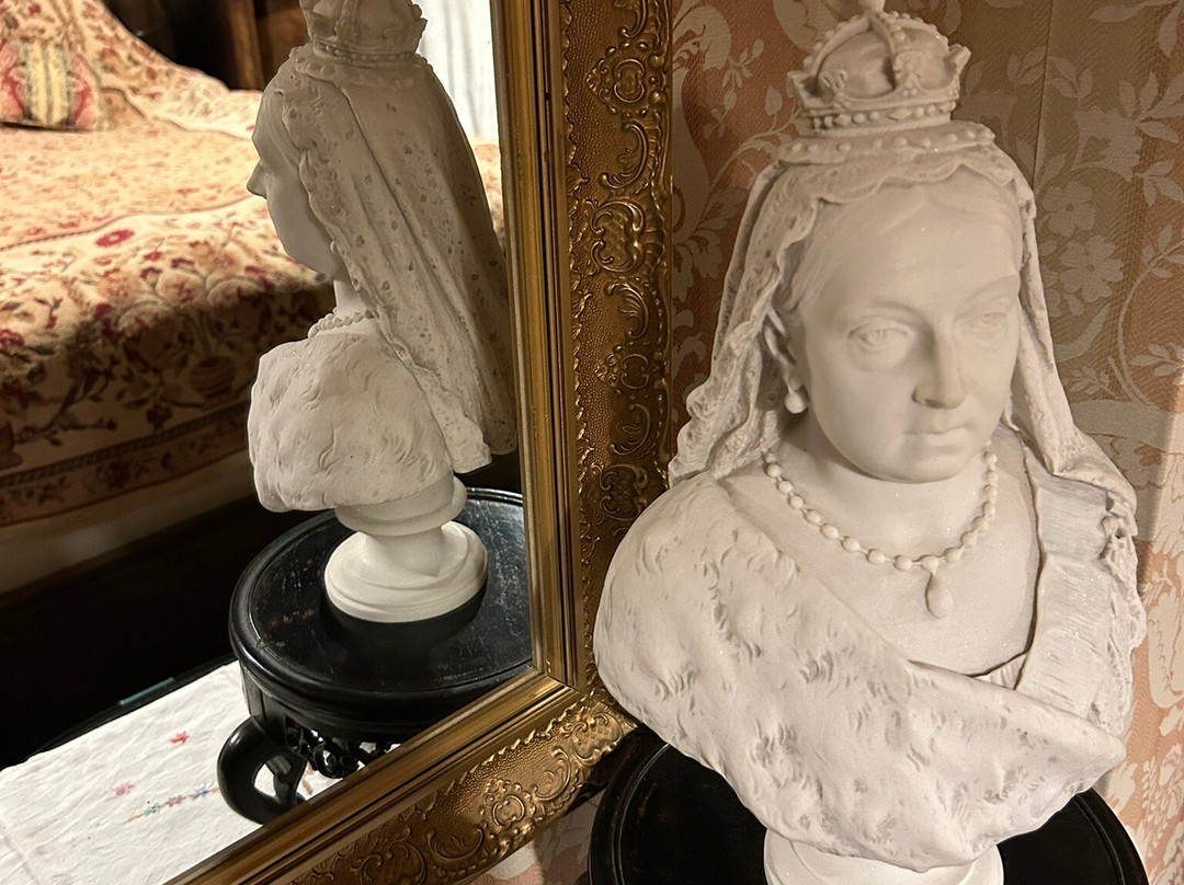 Chalk & Cheese主图