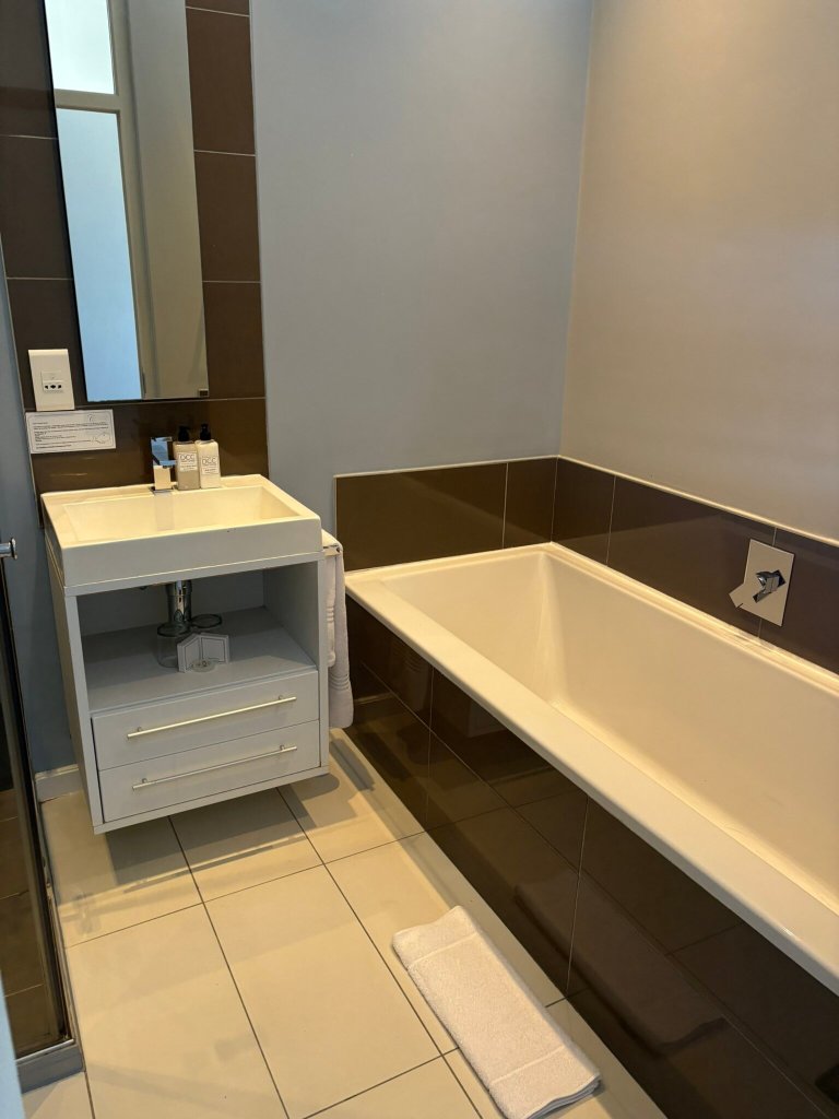 Whale Coast All Suite Hotel-浴室