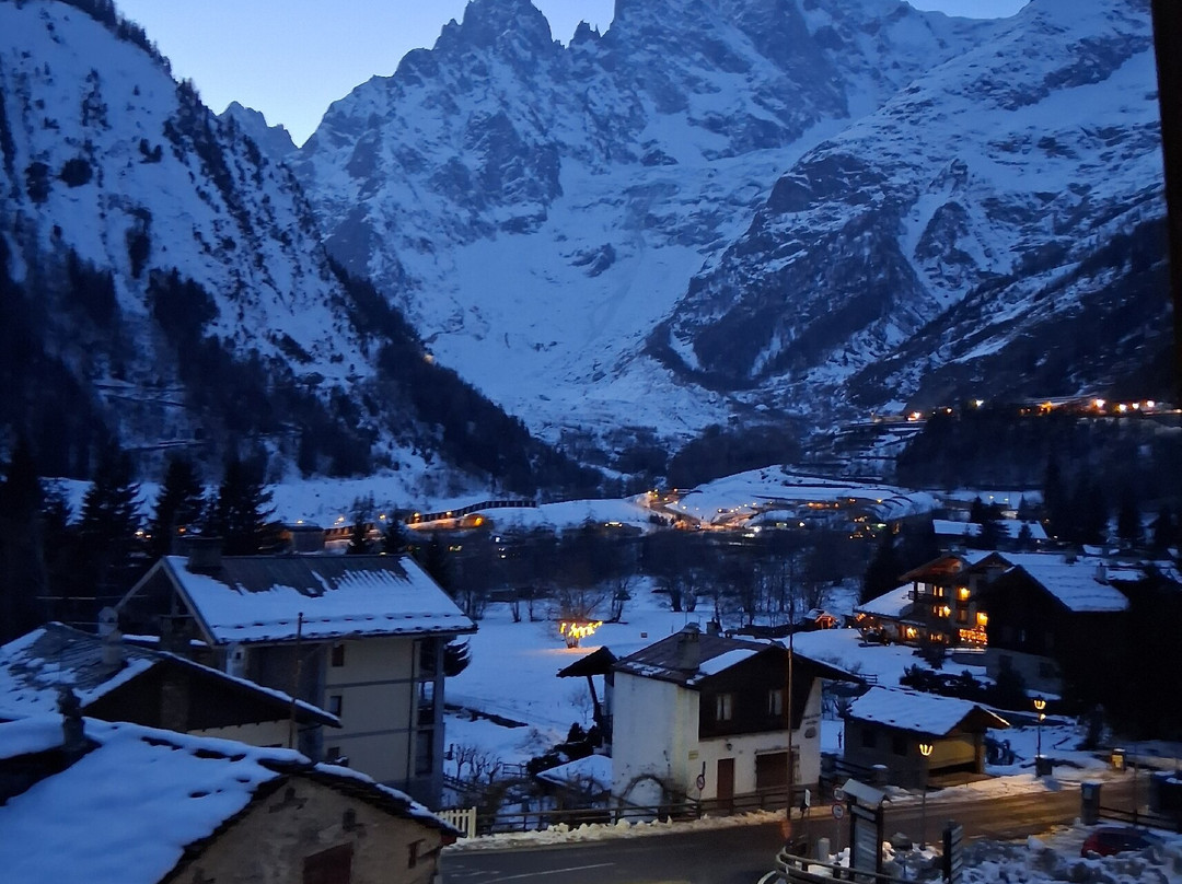 艾格勒酒店主图