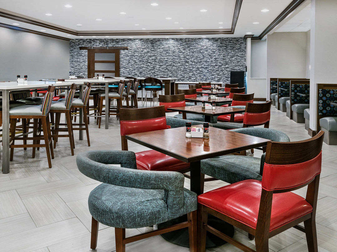 Holiday Inn & Suites College Station-Aggieland by IHG