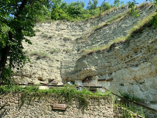 Bakota/ Submerged Settlement and Remains of Ancient Cave Monastery景点图片