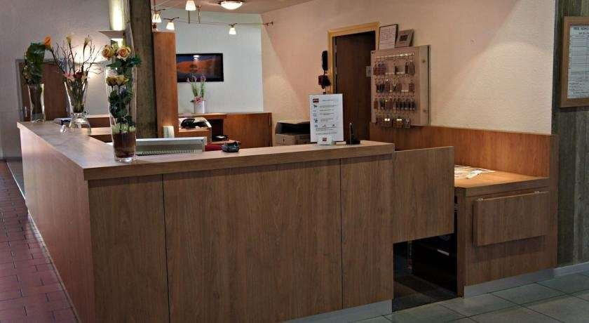 弗兰酒店主图