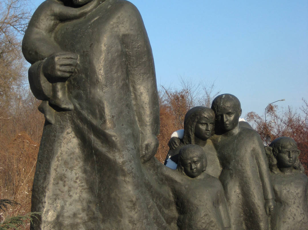 Jewish Cemetery (Cmentarz Zydowski)-华沙必去景点