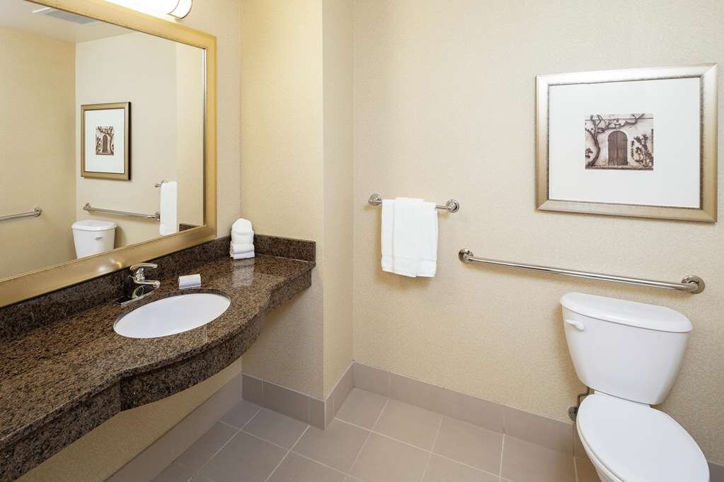 苏斯瀑布希尔顿花园酒店主图