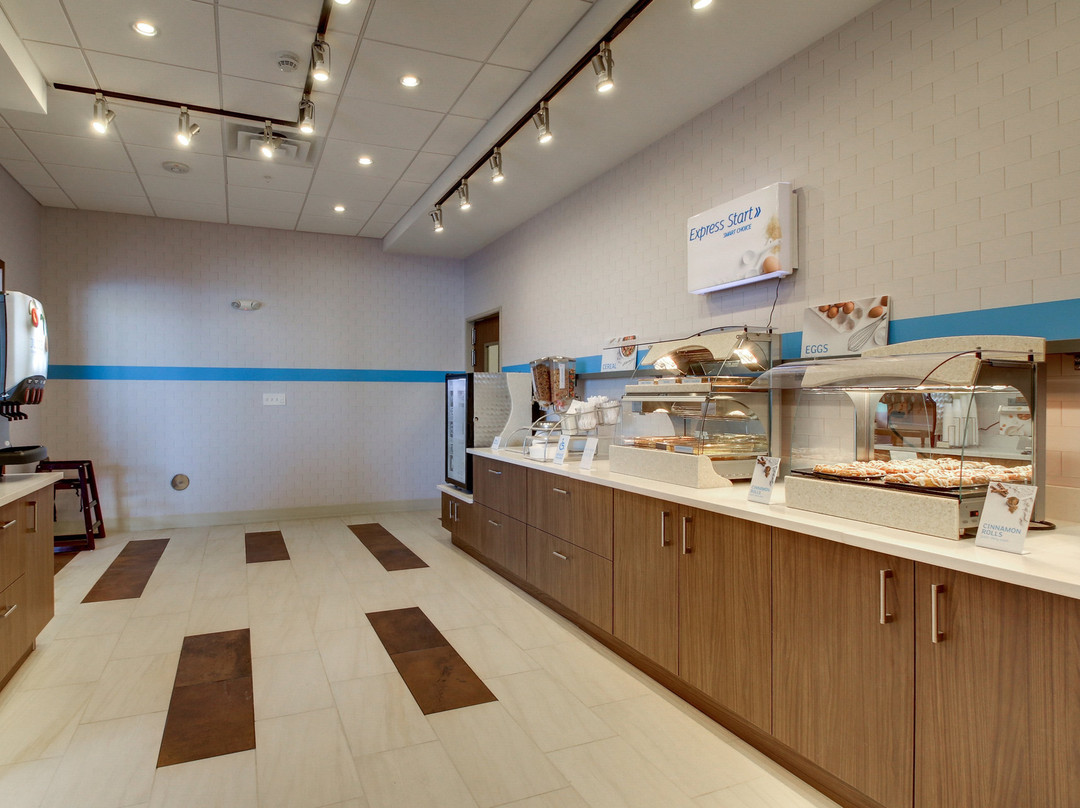 Holiday Inn Express & Suites Galesburg By IHG主图