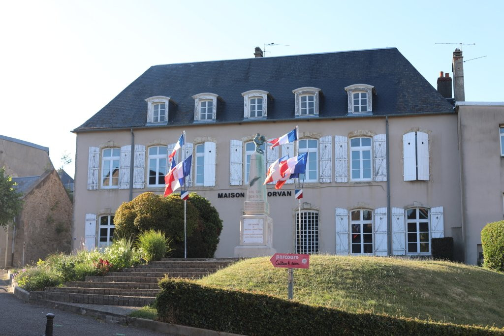 Monument Aux Morts De Château-chinon景点图片