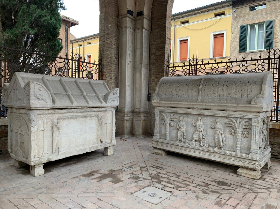 Dante's tomb and Quadrarco of Braccioforte景点图片