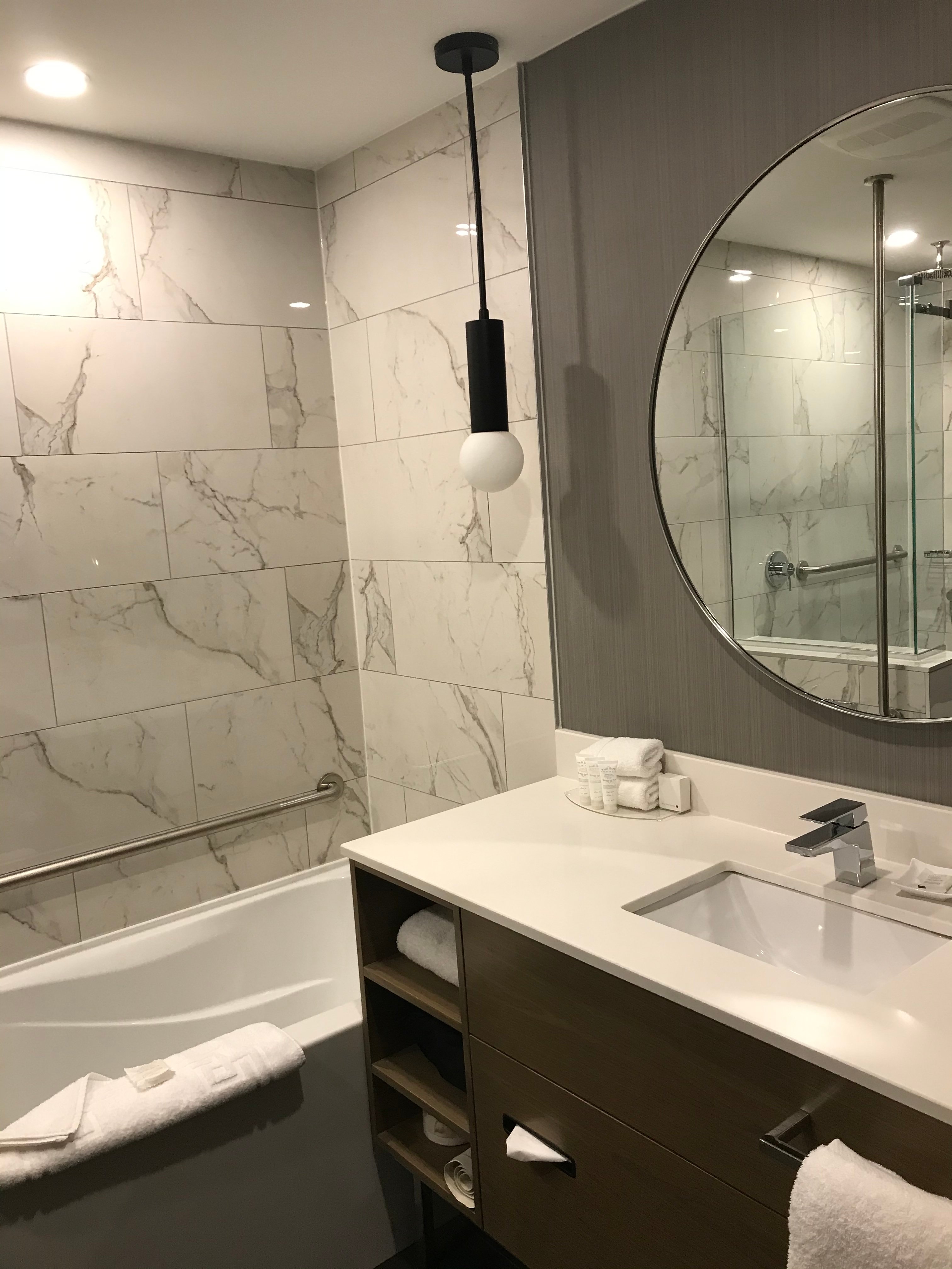 Sandman Signature Sherwood Park Hotel-浴室