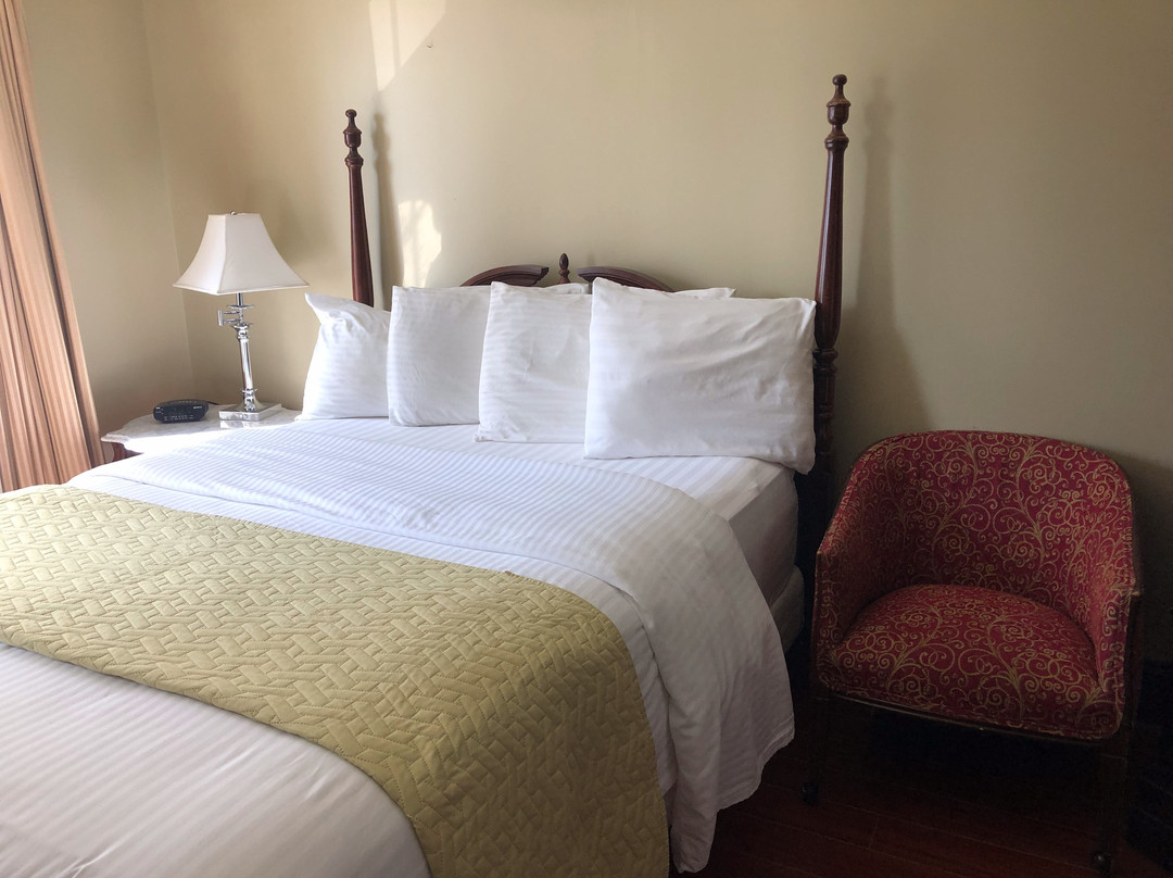 Spanish Bay Inn and  Suites主图