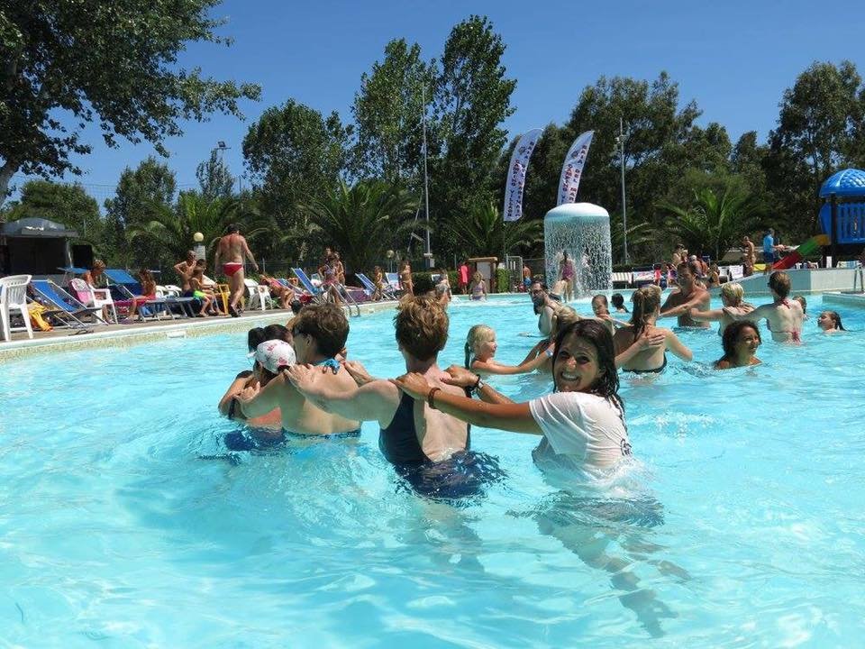 Camping Village Baia del Marinaio-泳池