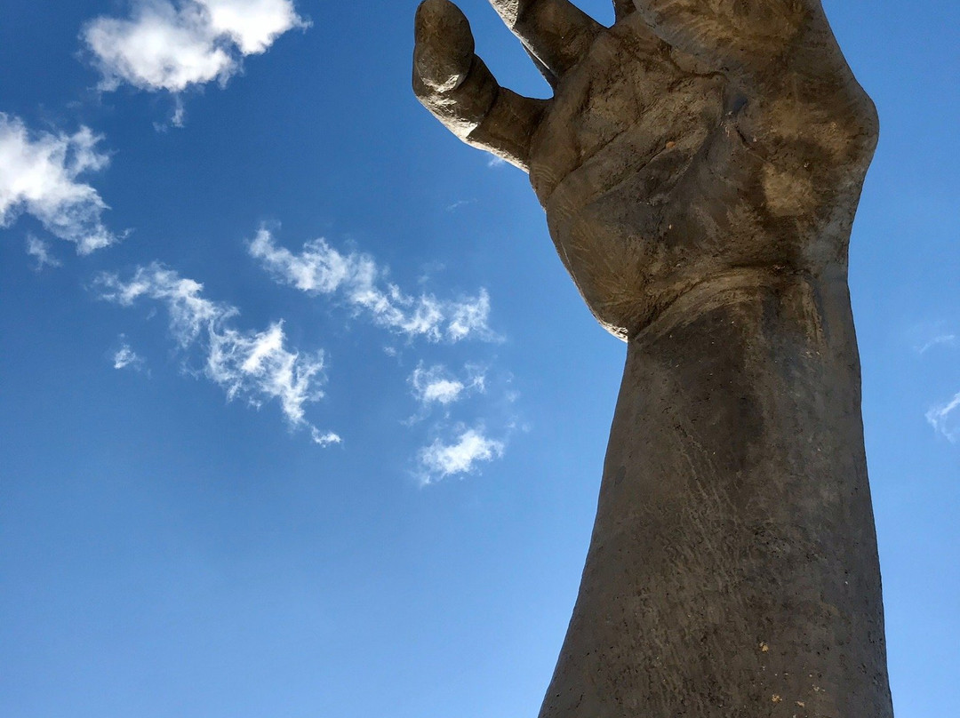 The Awakening Sculpture景点图片