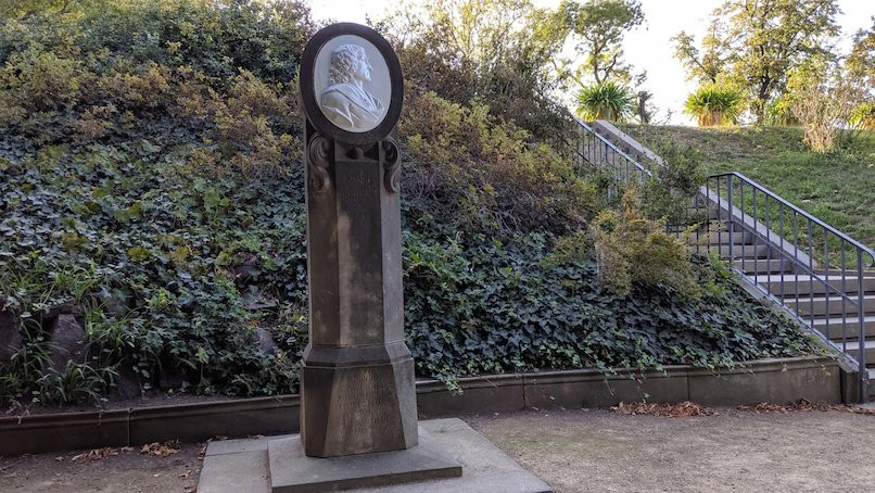Böttger Denkmal-德累斯顿必去景点