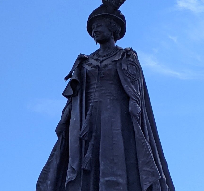 Statue Of Queen Elizabeth The Queen Mother景点图片