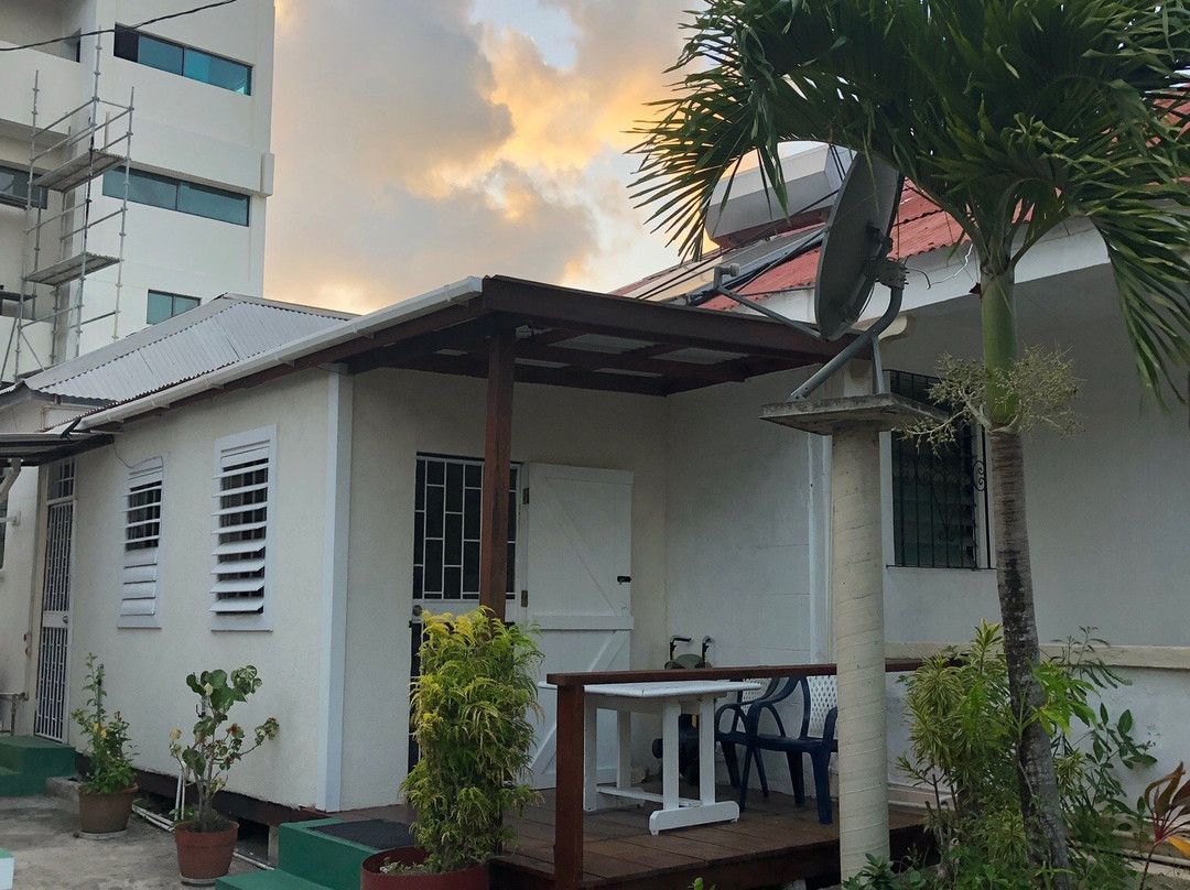 Crystal Waters Guest House & Bar主图