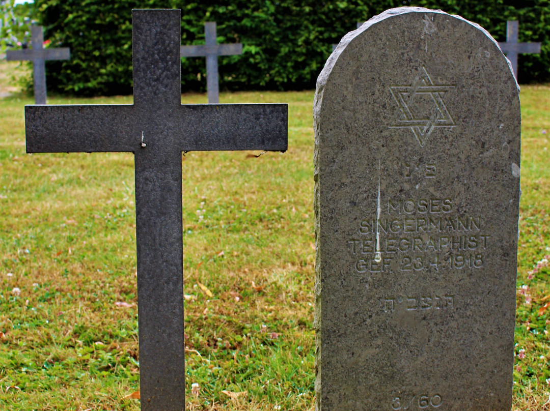 Pont-de-Nieppe German Cemetery景点图片