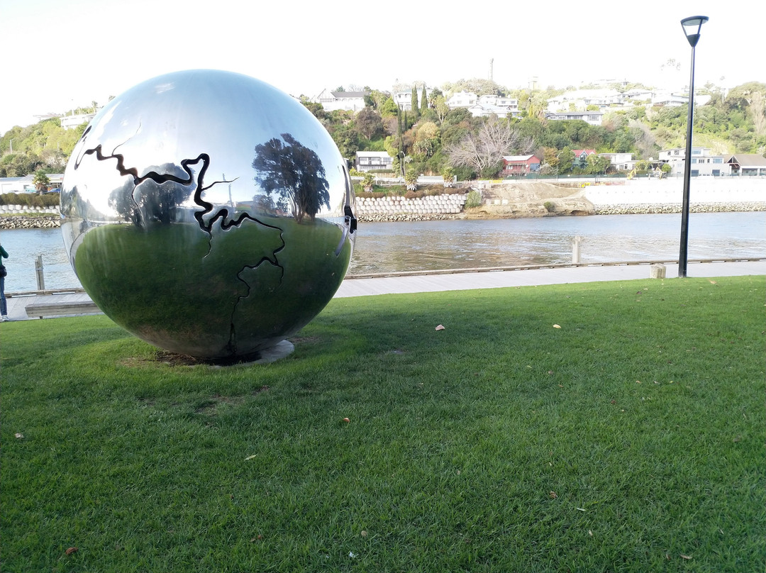 Bearing Outdoor sculpture-旺加努伊必去景点
