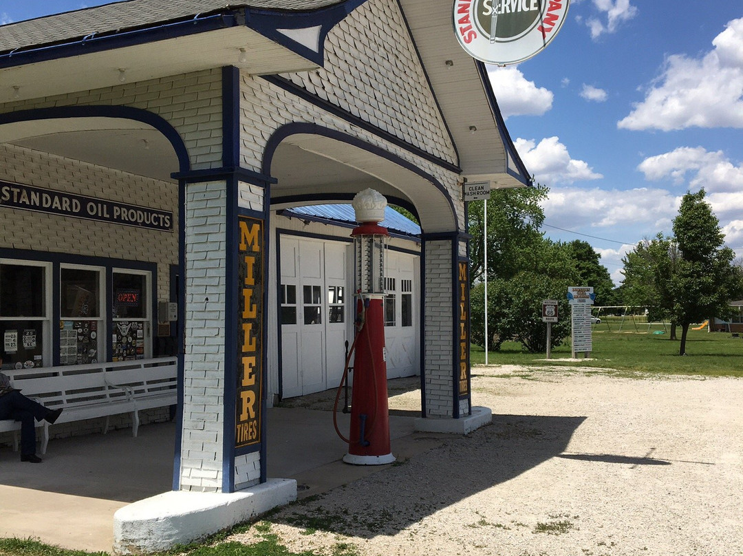 Standard Oil Gas Station景点图片