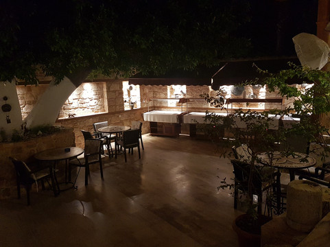 白色花园酒店主图