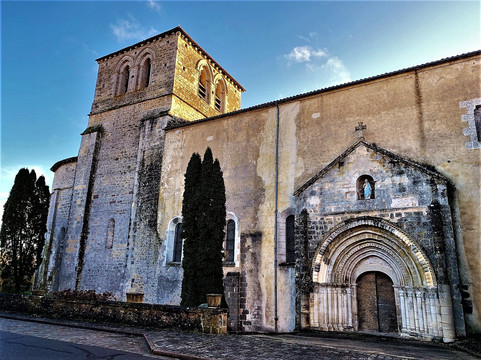 Eglise Notre-Dame-Alloue必去景点