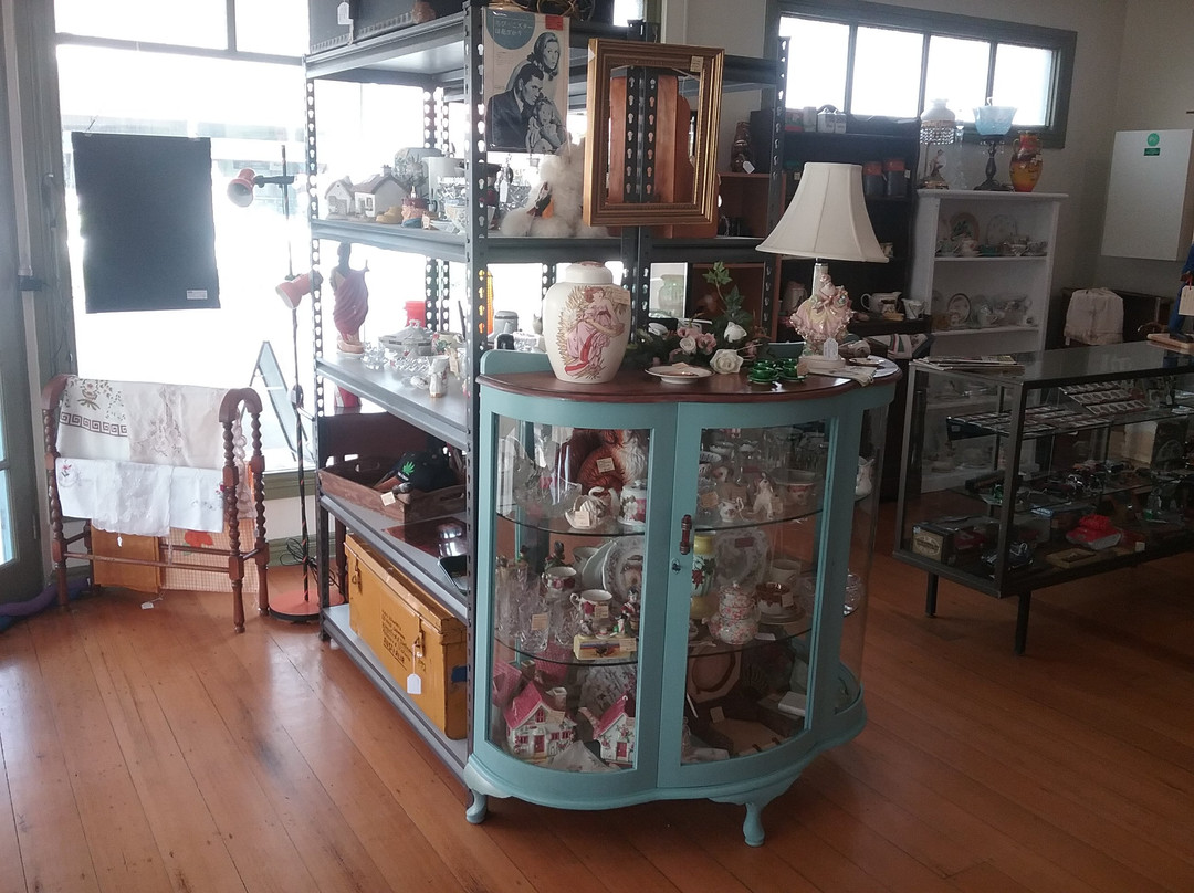 Toora旅游景点-Toora Fancy Goods & Old Relics